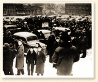 Rassemblement contre la conscription devant le Chteau Frontenac, Qubec (Qc). - Photo : CWM Reference Photo Collection (lcsh UB345.c2)