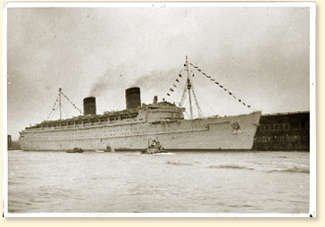 Le paquebot RMS Queen Elizabeth dbarque des troupes de retour  Halifax. - AN19900275-011