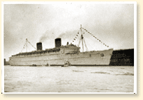 Passenger liner RMS Queen Elizabeth docks in Halifax with returning troops - AN19900275-011