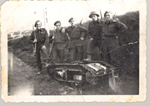 Se battre en France - Des soldats du Régiment de la Chaudière posent près d’un véhicule de démolition Goliath, pris à l’ennemi à la sortie de Boulogne, en France, le 25 septembre 1944 - Collection d’archives George-Metcalf - MCG 20040095-001