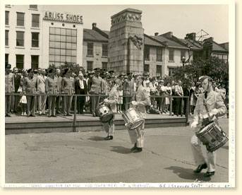 Défilé de l'emprunt de la Victoire, Hamilton (Ont.), 1942. - Photo : ARC - AN19900301-009