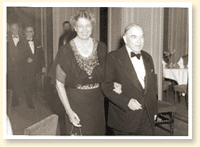 William Lyon Mackenzie King en compagnie d'Eleanor Roosevelt, l'épouse du président des États-Unis, 1943. - AN19930054-027