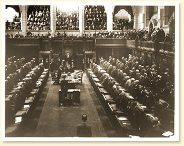 Chambre des communes, le 7 septembre 1939; la première journée d'une session spéciale au cours de laquelle le Parlement du Canada a déclaré la guerre à l'Allemagne. - AN20000034-018 - AN20000034-018