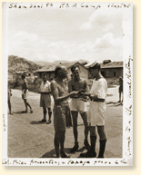 Libération de prisonniers canadiens au camp Shamshuipo, Hong Kong, septembre 1945. - AN19810684-016