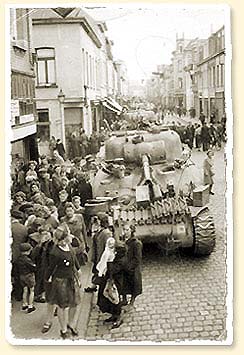 Un char Sherman au milieu d'une foule en liesse. - AN19900198-123