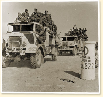 Camion transportant des troupes de l'infanterie britannique traverse la frontière de la Tunisie. - AN19890223-037