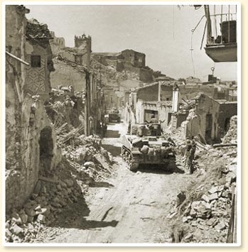 Regalbuto en ruine : des chars du Three Rivers Regiment entrent dans la ville qui fut le thtre d'une lutte acharne en aot 1943.- Photo : Arme canadienne No. 22667, CWM Reference Photo Collection