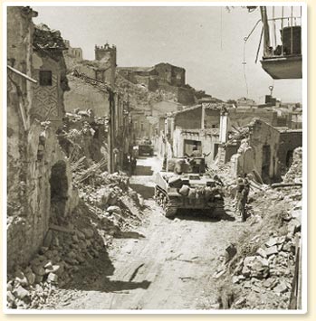 Regalbuto en ruine : des chars du Three Rivers Regiment entrent dans la ville qui fut le thtre d'une lutte acharne en aot 1943.- Photo : Arme canadienne No. 22667, CWM Reference Photo Collection