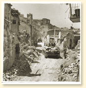 Regalbuto en ruine : des chars du Three Rivers Regiment entrent dans la ville qui fut le théâtre d'une lutte acharnée en août 1943. - Photo : Armée canadienne No. 22667, CWM Reference Photo Collection