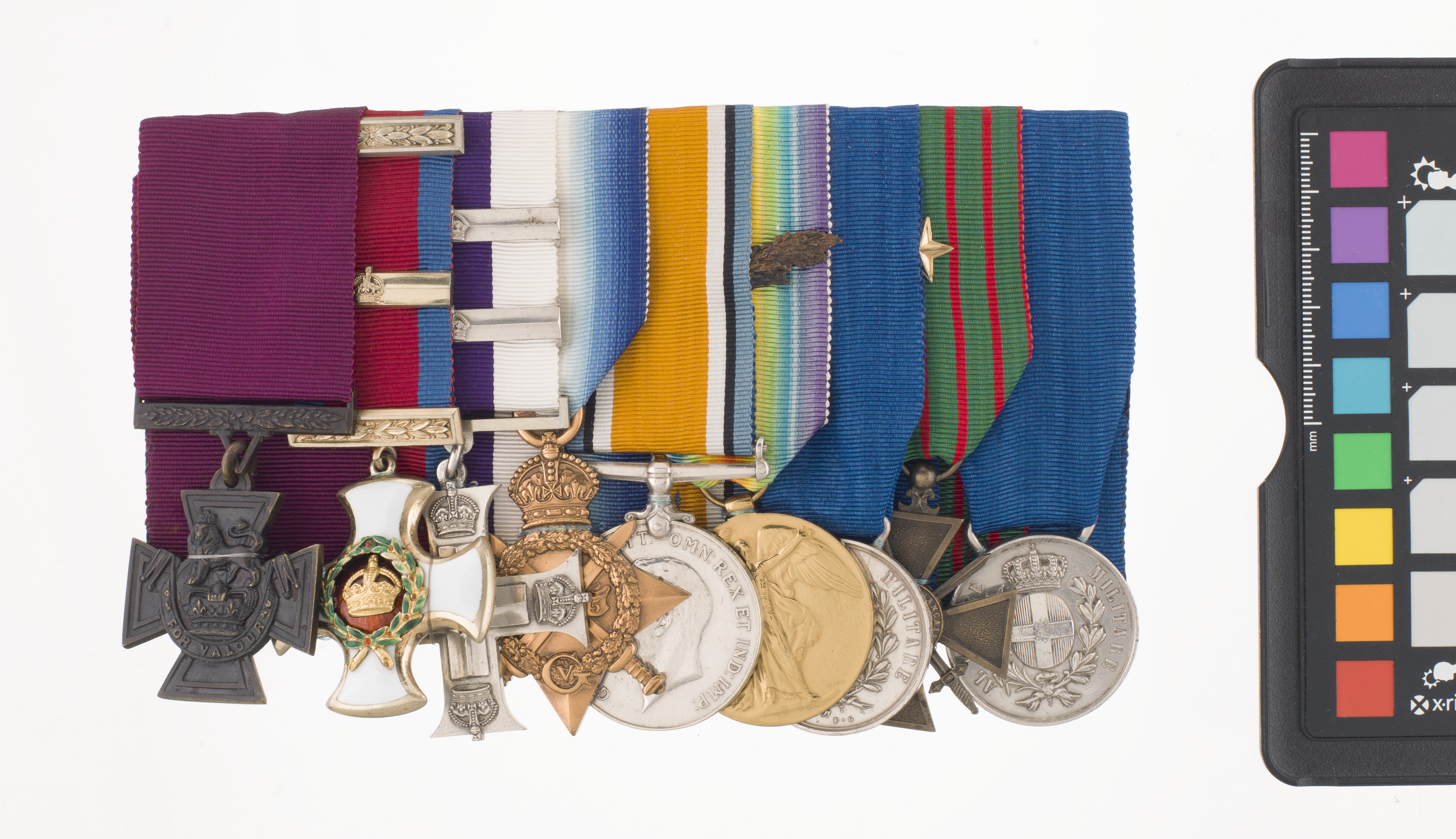 Cadre médaille militaire et croix de guerre sur un lit d…