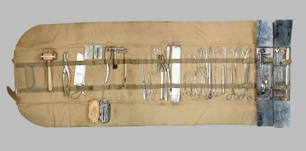 Trousse d'instruments chirurgicaux de campagne