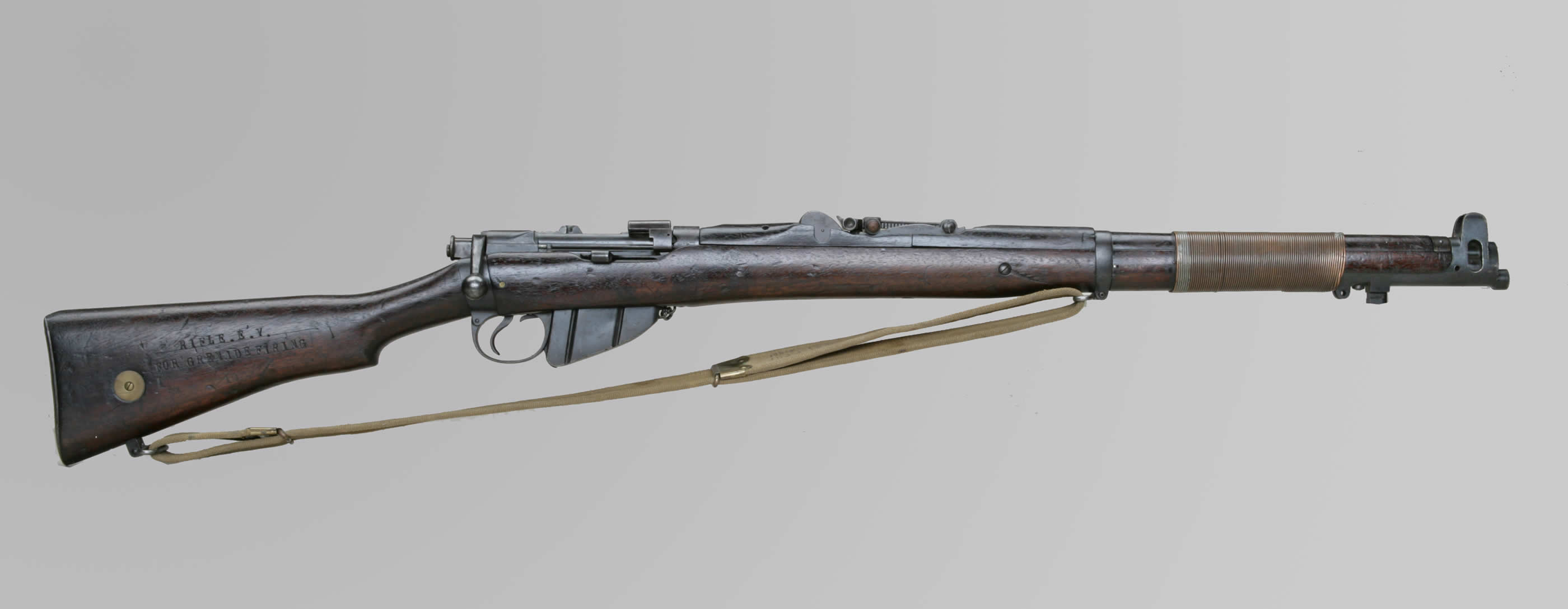 Fusil Lee-Enfield entouré de fil de fer