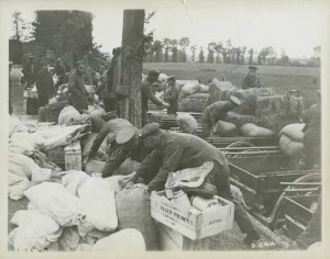 Chargement de rations alimentaires pour le front