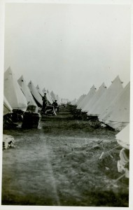 Tentes en forme de cloche au camp de Valcartier