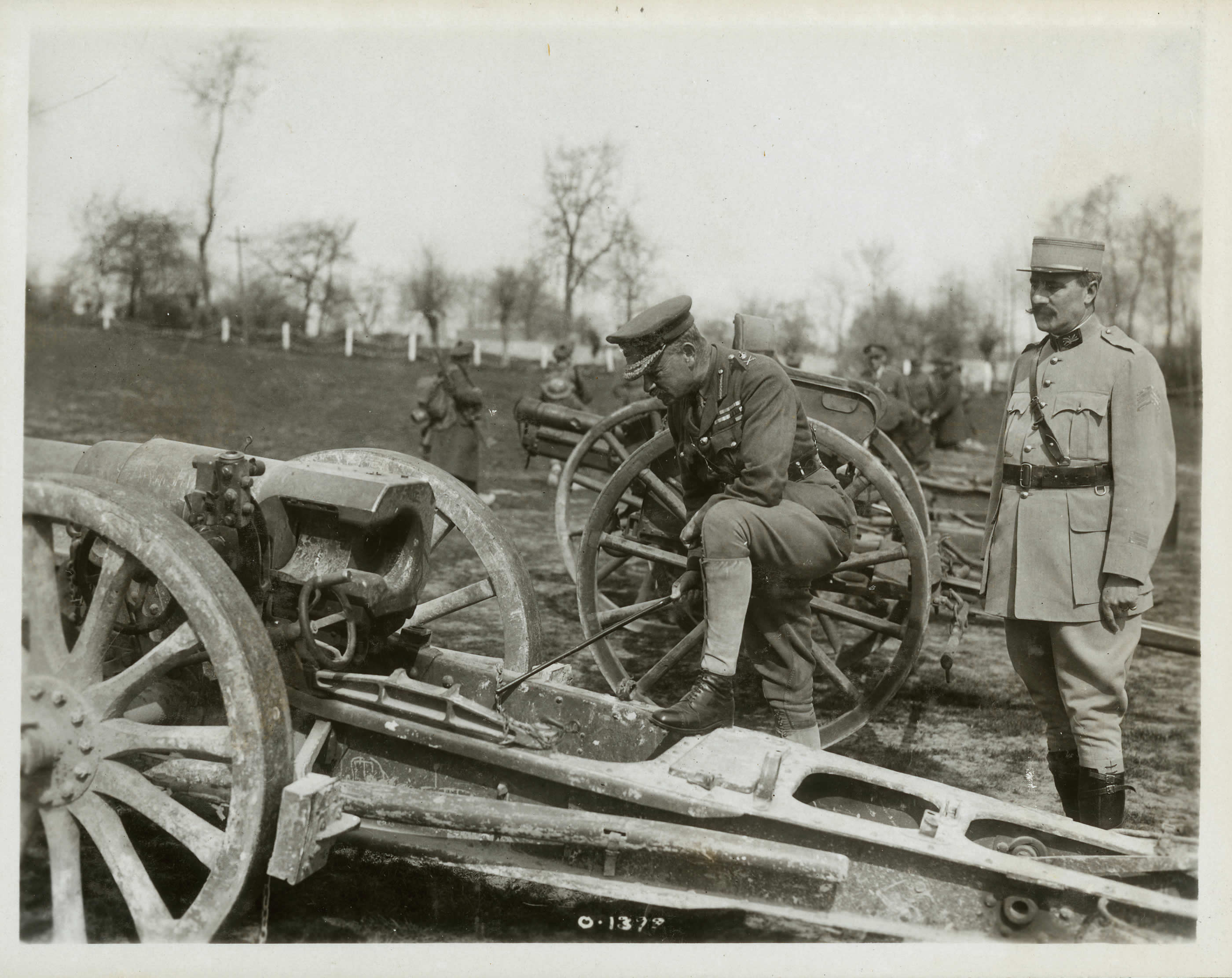 Byng en train d'inspecter des canons pris à l'ennemi