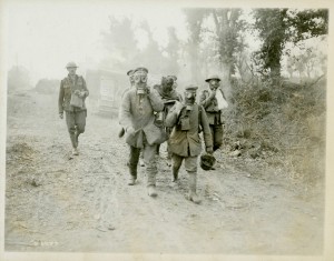 Prisonniers et blessés portant des masques à gaz.