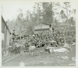 Aumônier s'adressant au Corps forestier