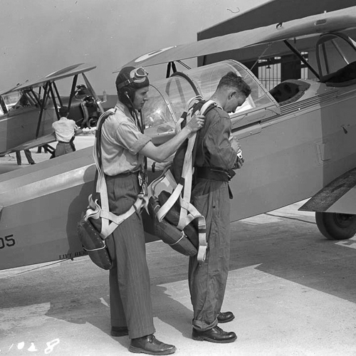 Deux membres de l'aviation se préparent avant le décollage.