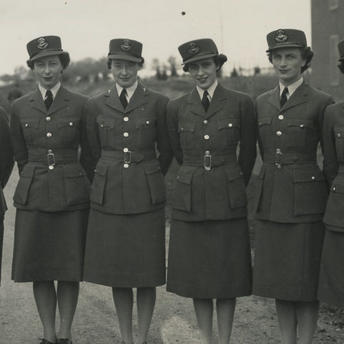 Sept membres de la Service féminin de l'Aviation royale du Canada posent en veste de tenue.