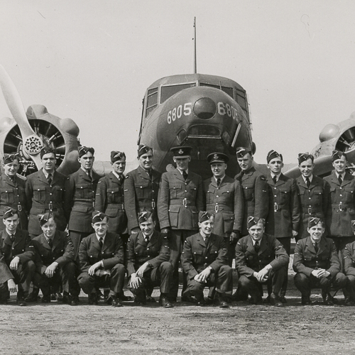 Photo de groupe d'aviateurs devant un avion.