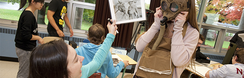 Des élèves examinent des artefacts de la Boite de découverte sur la Première guerre mondiale.