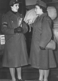 Deux femmes en uniforme militaire côte à côte au Musée canadien de la guerre à Ottawa.