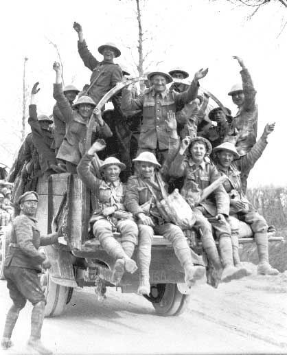Des Canadiens revenant de la crête de Vimy, 1917