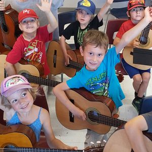 Enfants jouant des guitares