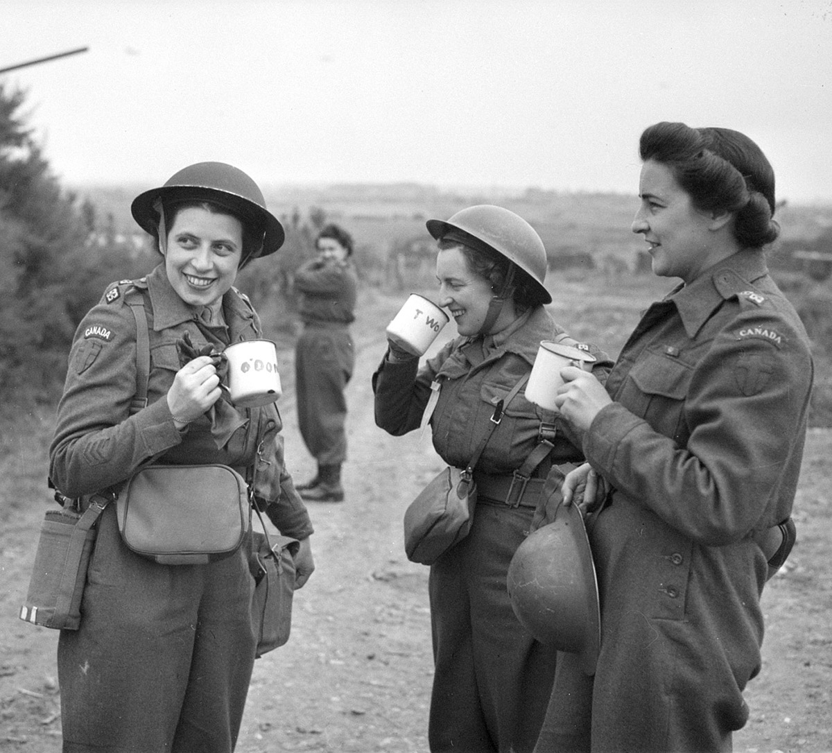Trois femmes en uniforme militaire buvant du café au Musée canadien de la guerre.