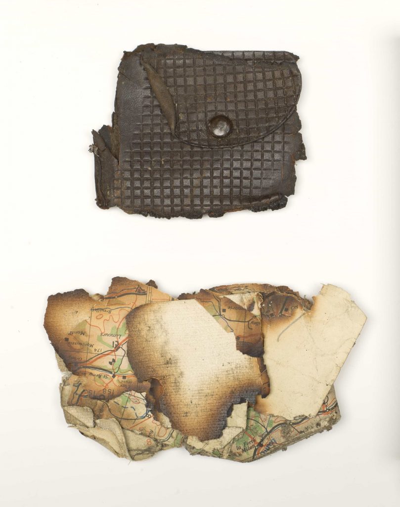 Porte-monnaie endommagé et morceaux d’une carte calcinée