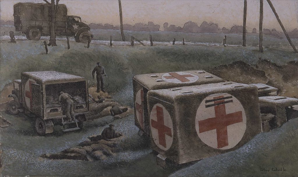 Trois ambulances garées, marquées de croix rouges, et des militaires creusant des tranchées jusqu’à la poitrine.