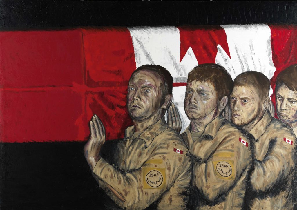 Quatre hommes en uniforme portent un cercueil enveloppé du drapeau canadien.