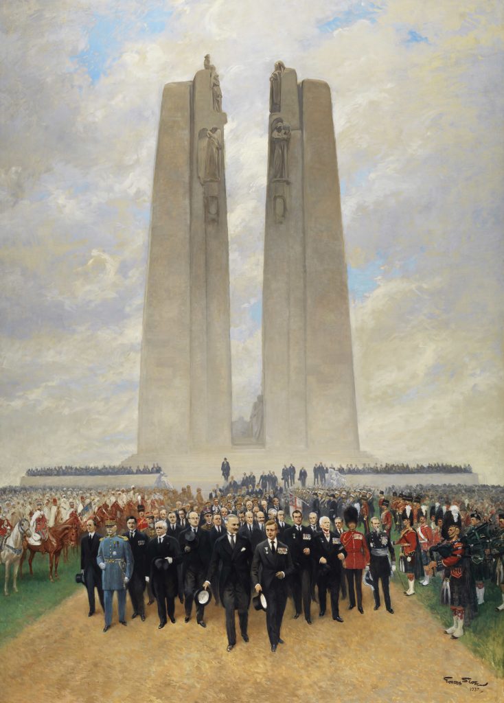 Des hommes dirigent une procession qui s’éloigne du Mémorial de Vimy. Ils sont élégamment vêtus, entremêlant costumes civils et uniformes de cérémonie militaires.