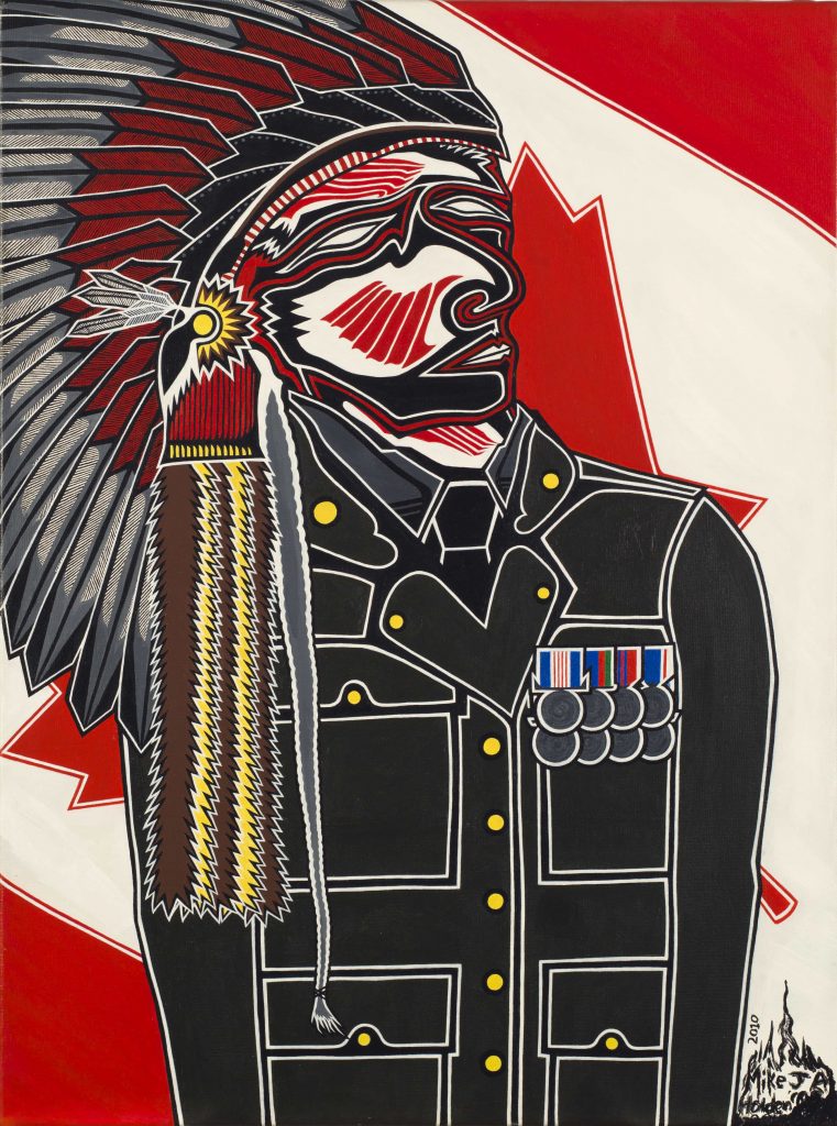 Un homme autochtone portant une coiffure de guerre traditionnelle et un uniforme militaire se tient devant un drapeau canadien partiellement obstrué.