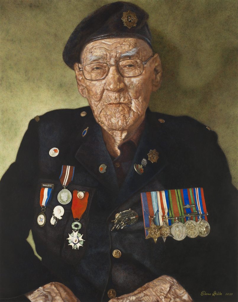 Un Philip Favel âgé, vêtu d’un uniforme orné de nombreux insignes et médailles, regarde directement le spectateur.