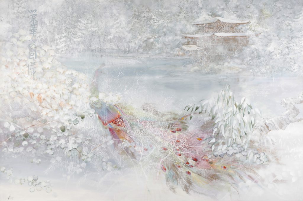 Un paon multicolore se tient debout sur une berge gelée. À l’arrière-plan, un temple couvert de neige se dresse au bord de la rivière, entouré d’arbres enneigés. Dans le coin supérieur gauche, il y a des caractères japonais.