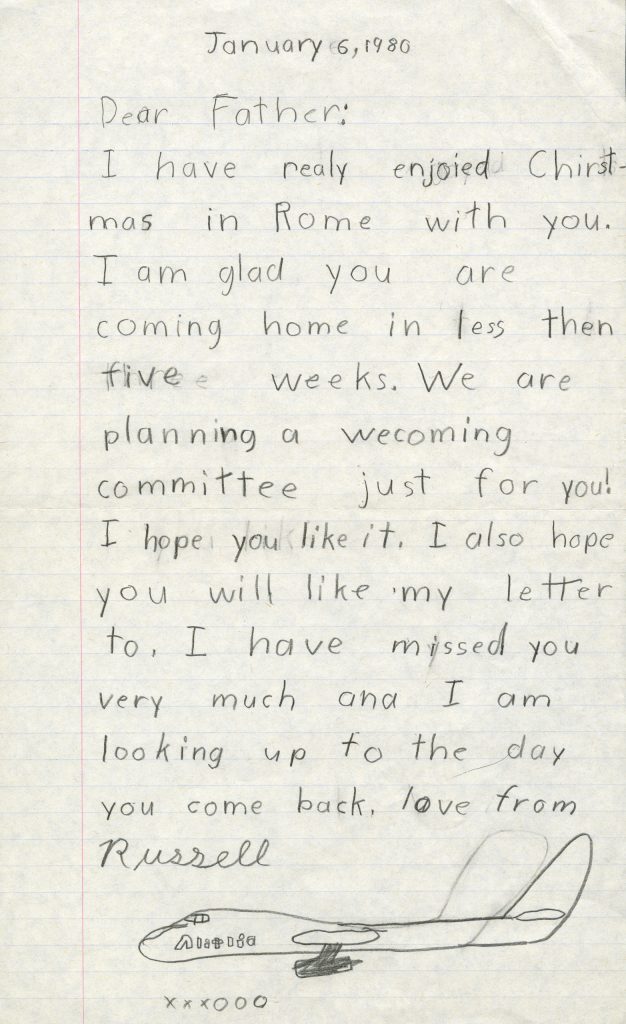 Une lettre à l’écriture enfantine avec un dessin d’un avion de ligne en bas de page