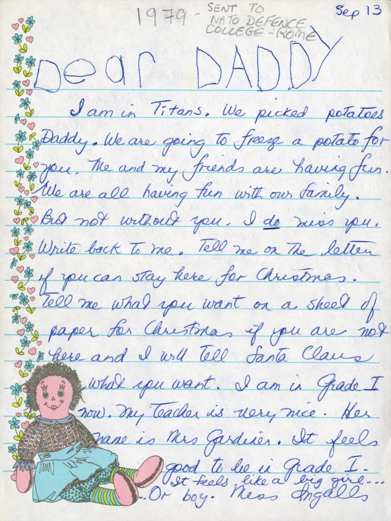 Une lettre à l’écriture enfantine et à l’écriture adulte, sur papier à lettres avec une bordure comprenant des fleurs et une poupée.