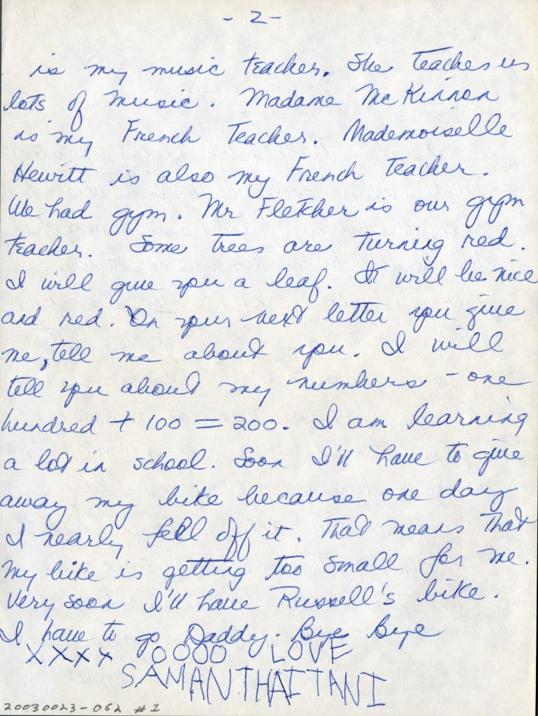 Une lettre à l’écriture enfantine et à l’écriture adulte, sur papier à lettres avec une bordure comprenant des fleurs et une poupée.