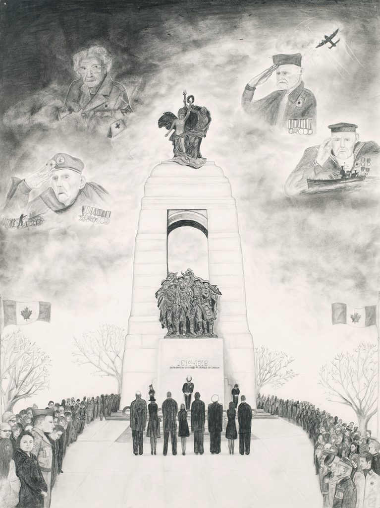 Une foule se tient solennellement debout au Monument commémoratif de guerre du Canada. Au-dessus d’eux, dans le ciel, on voit les visages de quatre personnes âgées en uniforme, trois hommes et une femme.