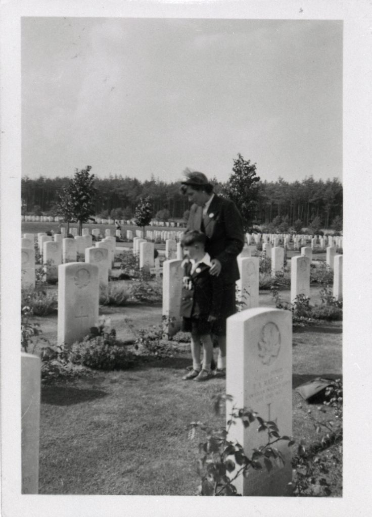 Lily et le jeune Donald Worden, vêtus de leurs plus beaux atours, regardent la pierre tombale d’Edwin Worden.