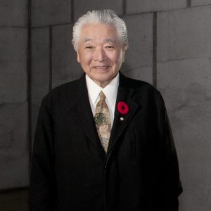 Raymond Moriyama dans la salle du Souvenir