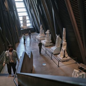 Un espace avec des murs anguleux