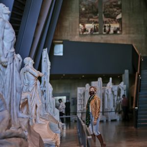 Une personne regarde des sculptures.