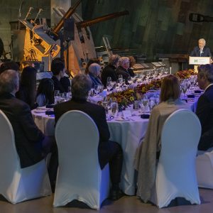 Personnes assises à une grande table