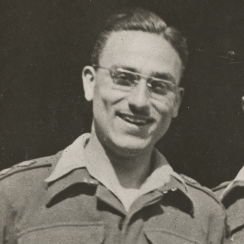 Deux hommes en uniforme militaire, situés à Ottawa, souriant devant la caméra du Musée canadien de la guerre.