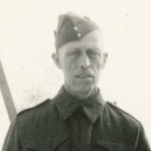 Une vieille photo d'un homme en uniforme prise au Musée canadien de la guerre à Ottawa.