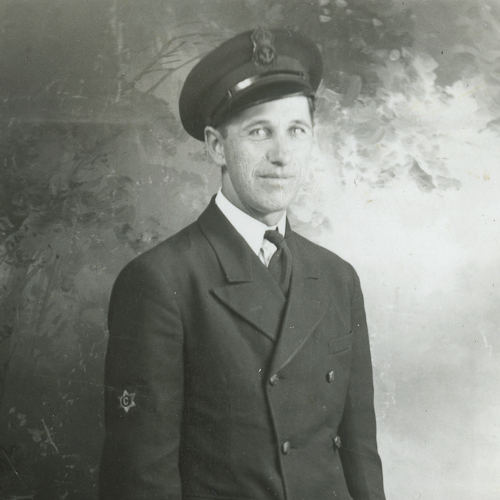 Un soldat canadien en uniforme posant pour une photo au Musée canadien de la guerre à Ottawa.
