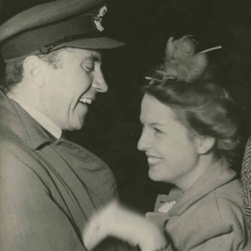 Une vieille photo d'un homme et d'une femme riant à Ottawa au Musée canadien de la guerre.