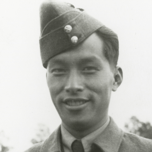 Une vieille photo d'un homme en uniforme militaire au Musée canadien de la guerre.